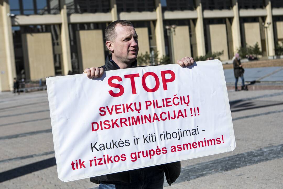 Protestas prieš vakcinas ir karantiną prie Seimo