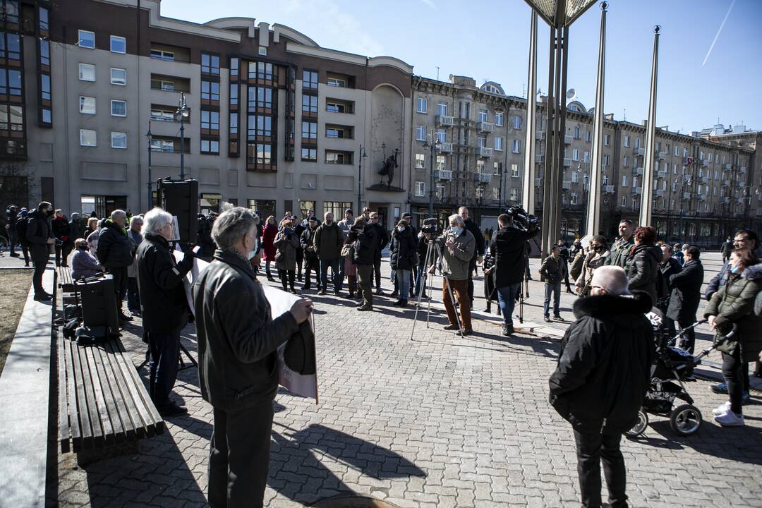 Protestas prieš vakcinas ir karantiną prie Seimo