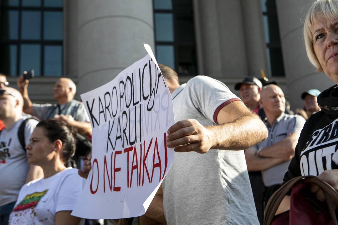 Protestas prie Seimo prieš COVID-19 ribojimus