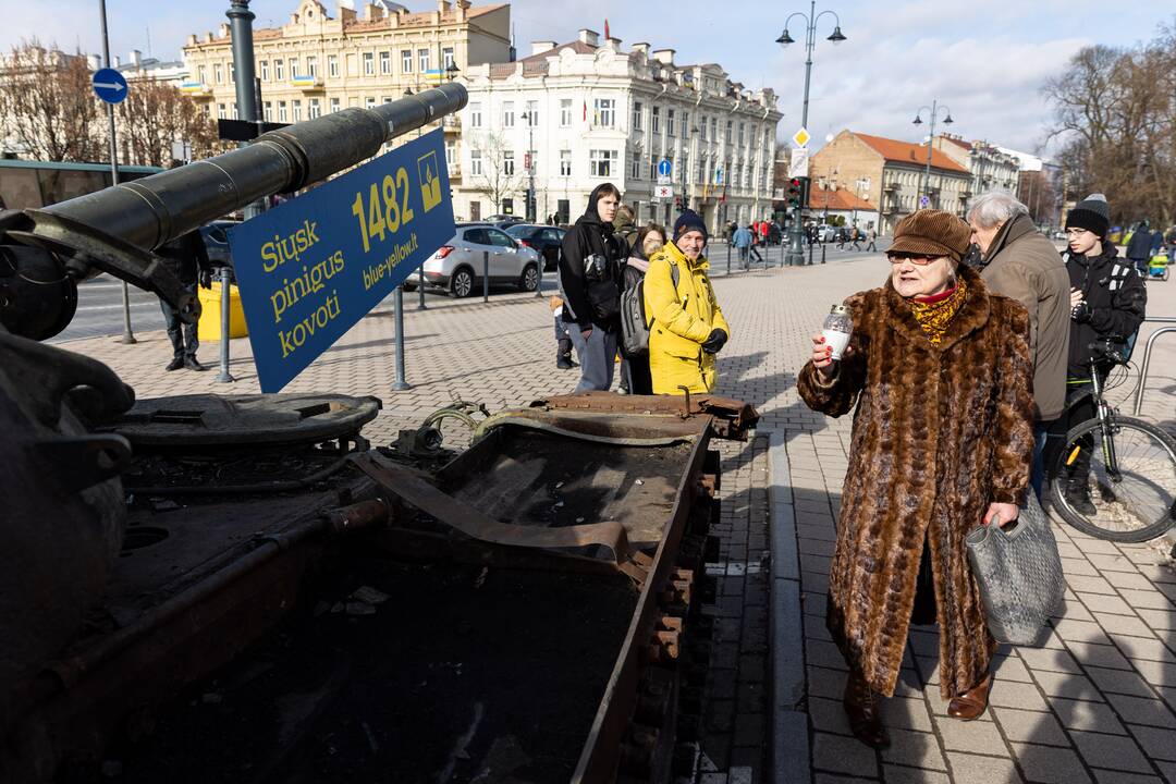 Prie rusų tanko – lankytojai su žvakėmis ir gėlėmis