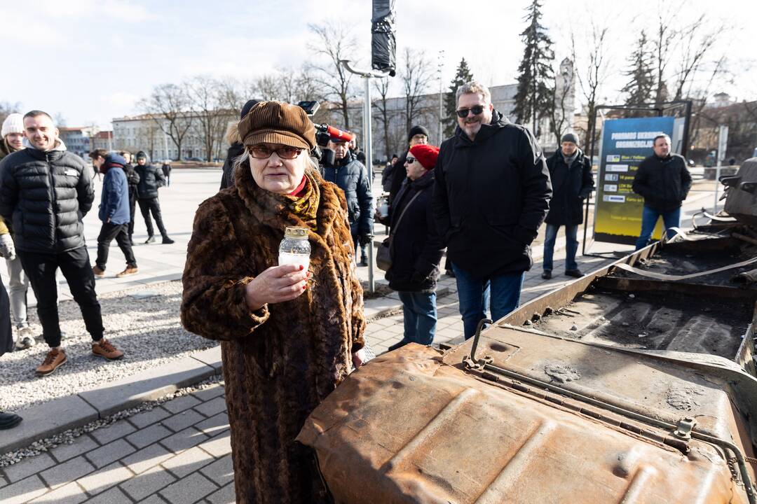 Prie rusų tanko – lankytojai su žvakėmis ir gėlėmis