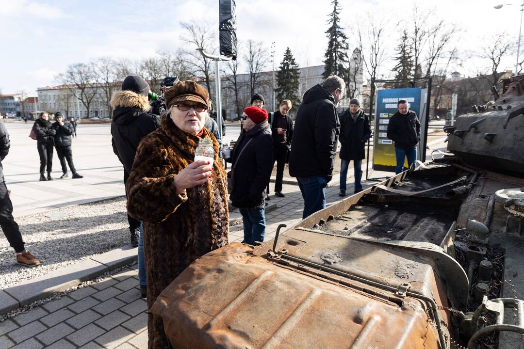 Prie rusų tanko – lankytojai su žvakėmis ir gėlėmis