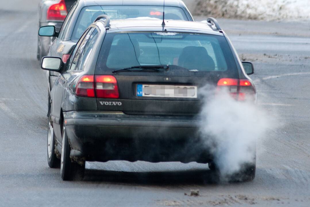 Seimas nuo taršos mokesčio atleido automobilių paveldėtojus