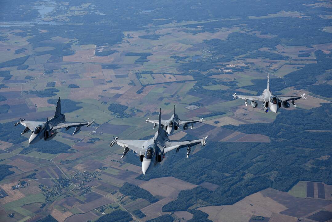 Dėl lėktuvo gedimo atšauktas NATO oro pajėgų vado vizitas į Šiaulius