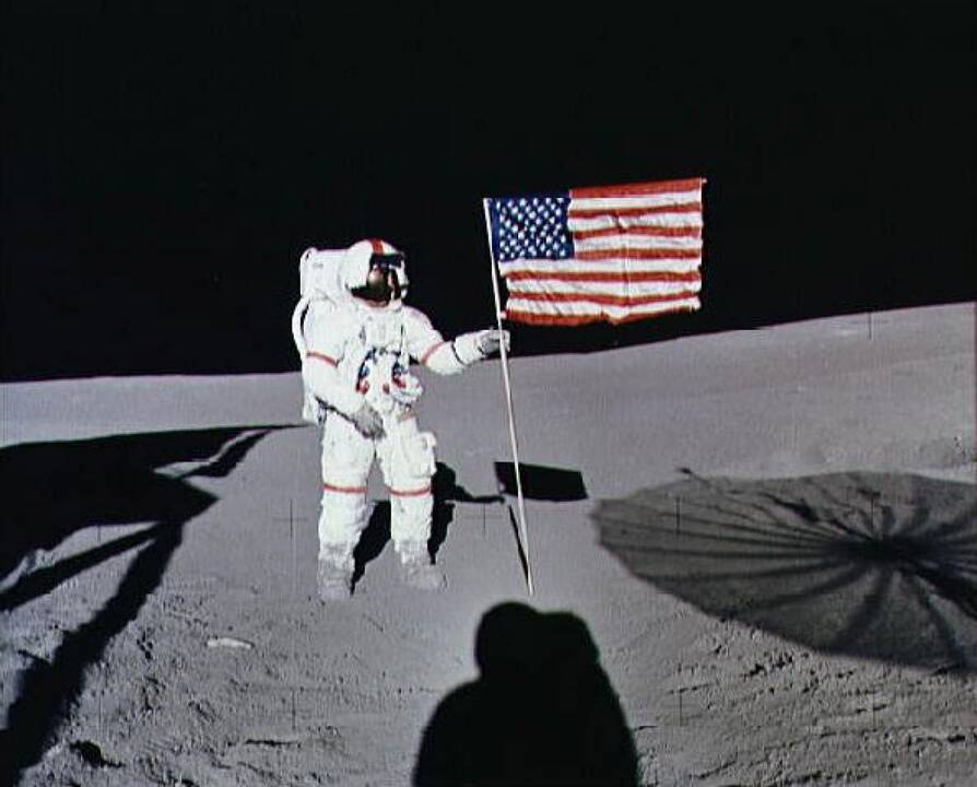 1971 m. JAV kosminio laivo „Apollo 14“ astronautai nusileido Mėnulyje