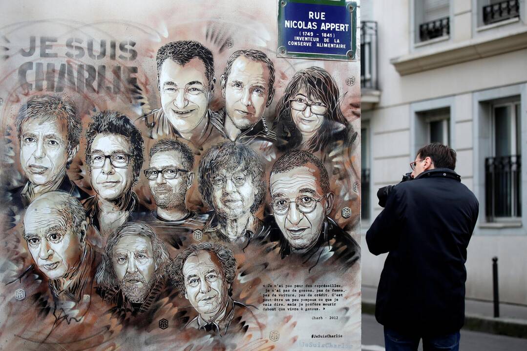 2015 m. į satyrinio savaitraščio „Charlie Hebdo“ redakciją įsiveržė trys kaukėti užpuolikai ir nušovė 12 žmonių.