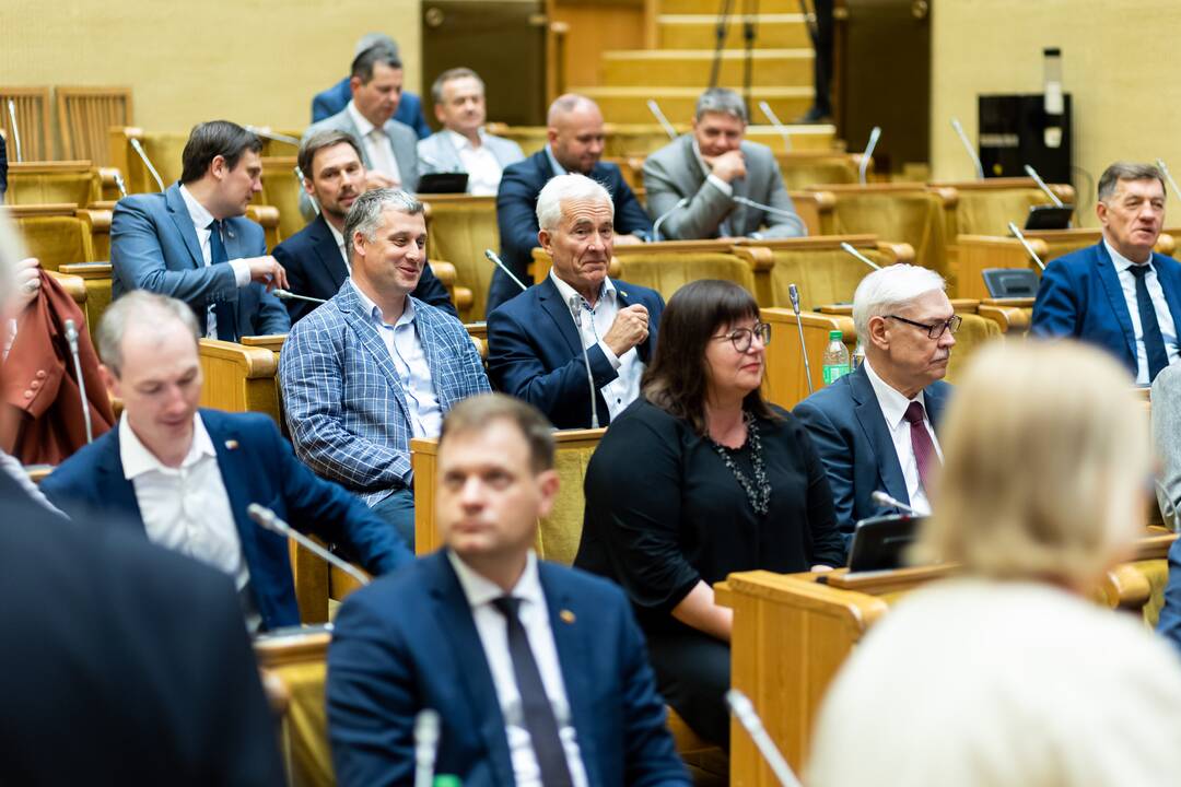 Opozicijos protestas: dirba kitoje salėje