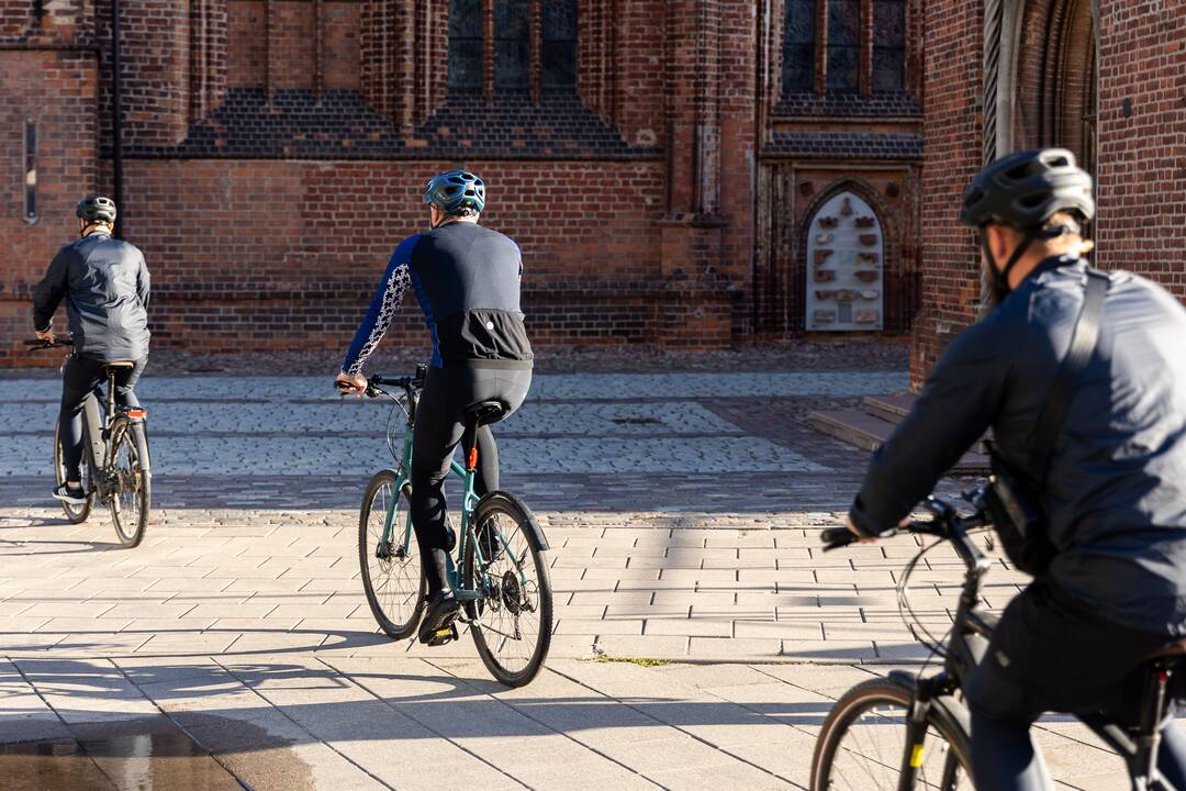 Prezidentas į darbą važiavo dviračiu