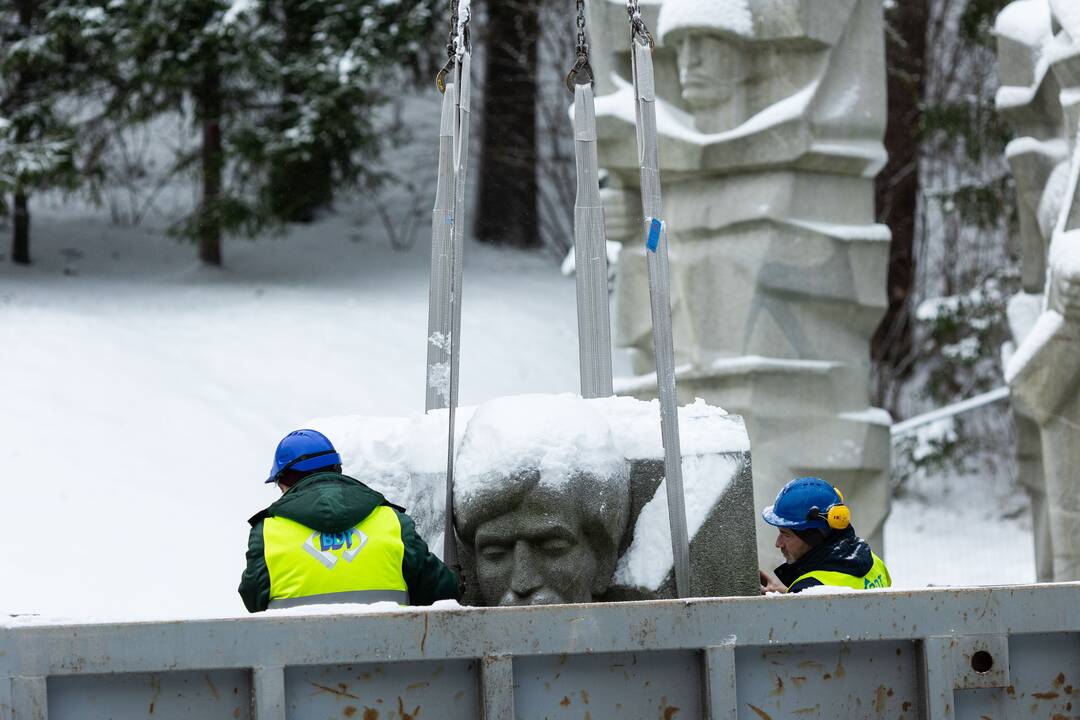 Antakalnio kapinėse nukeltos sovietinės skulptūros