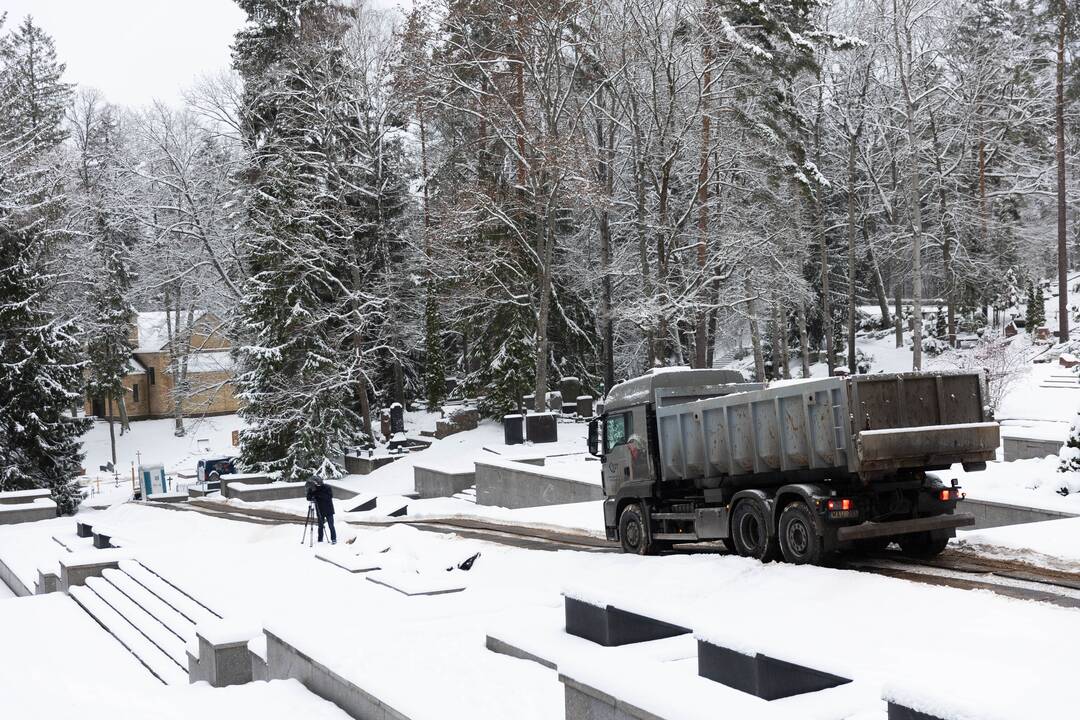 Antakalnio kapinėse nukeltos sovietinės skulptūros