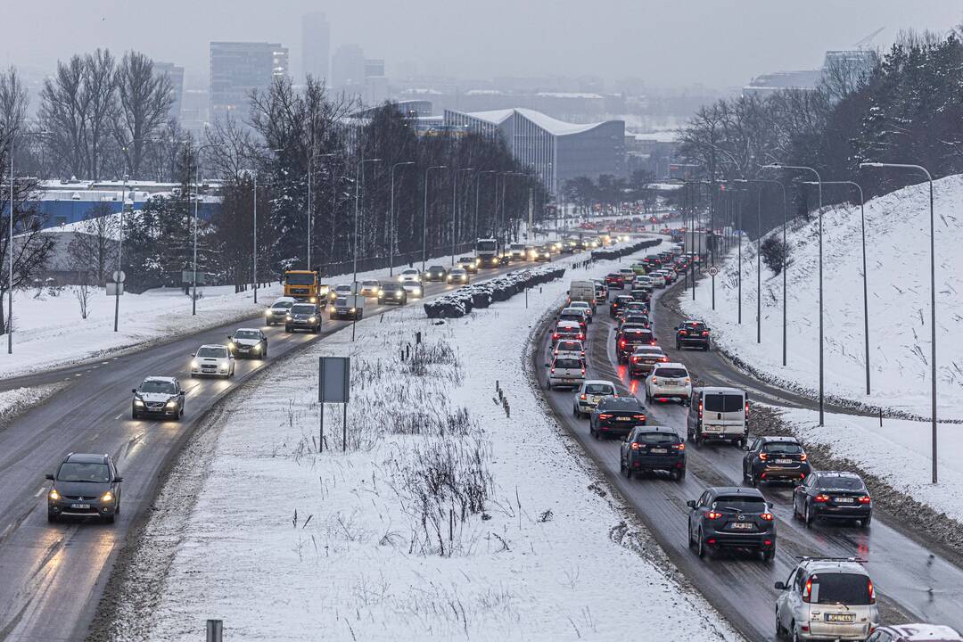 Lietuvoje eismą apsunkino plikledis