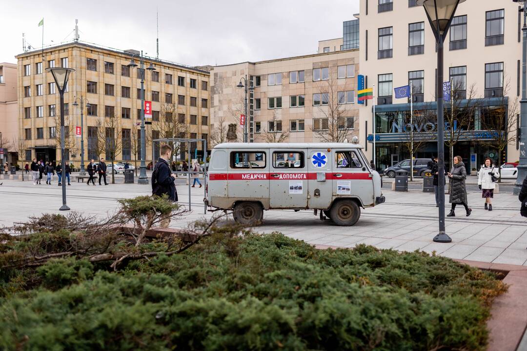 Sušaudytas greitosios pagalbos automobilis iš Ukrainos