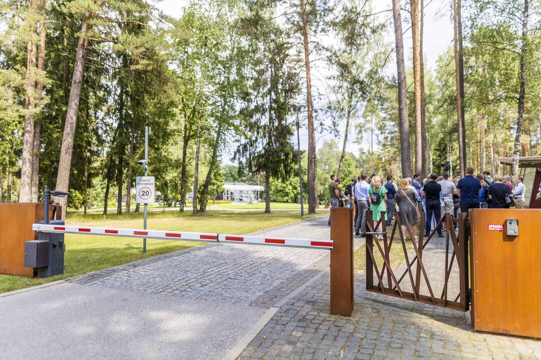 Seimo nariai apsilankė prabangiajame Gulbinų kvartale