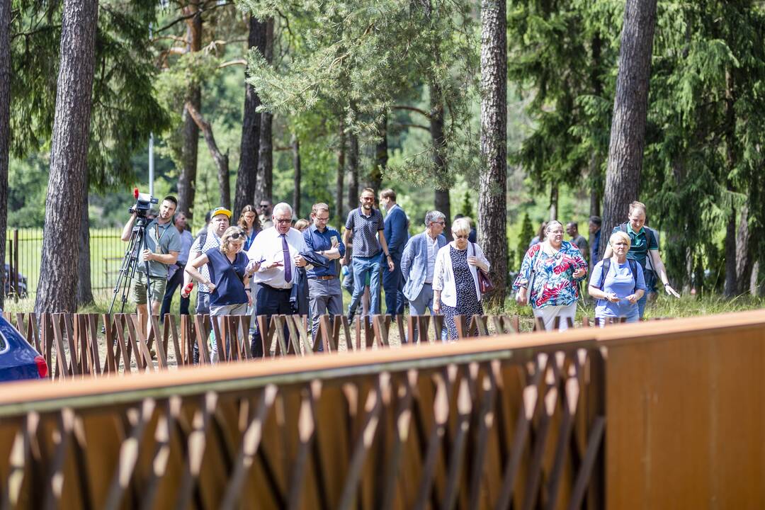 Seimo nariai apsilankė prabangiajame Gulbinų kvartale