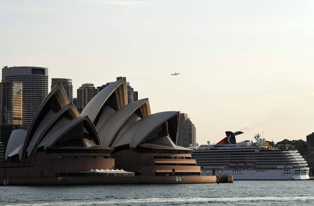 1973 m. karalienė Elžbieta II iškilmingai atidarė Sidnėjaus operos rūmus Australijoje