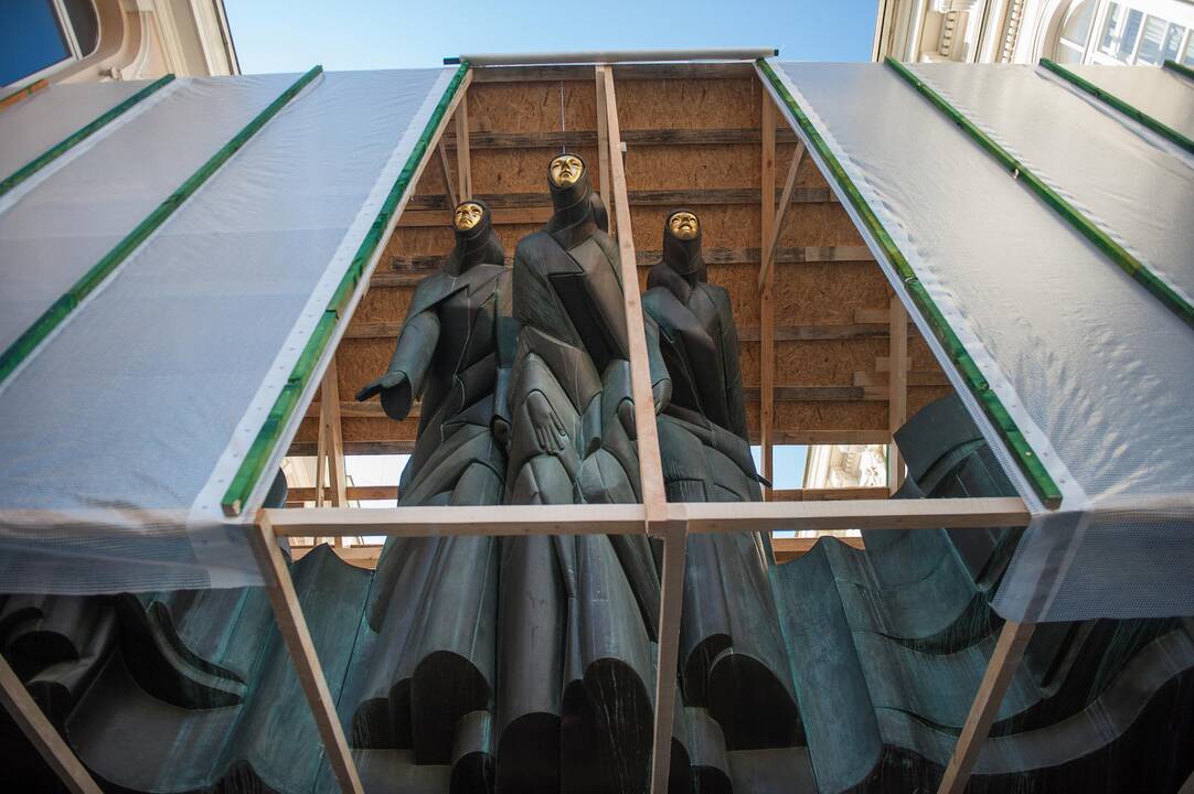 Žinia: Lietuvos nacionalinį dramos teatrą puošianti skulptūra "Mūzų šventė" pernai buvo uždengta dvejiems metams – taip teatras paskelbė pastato rekonstrukcijos pradžią.