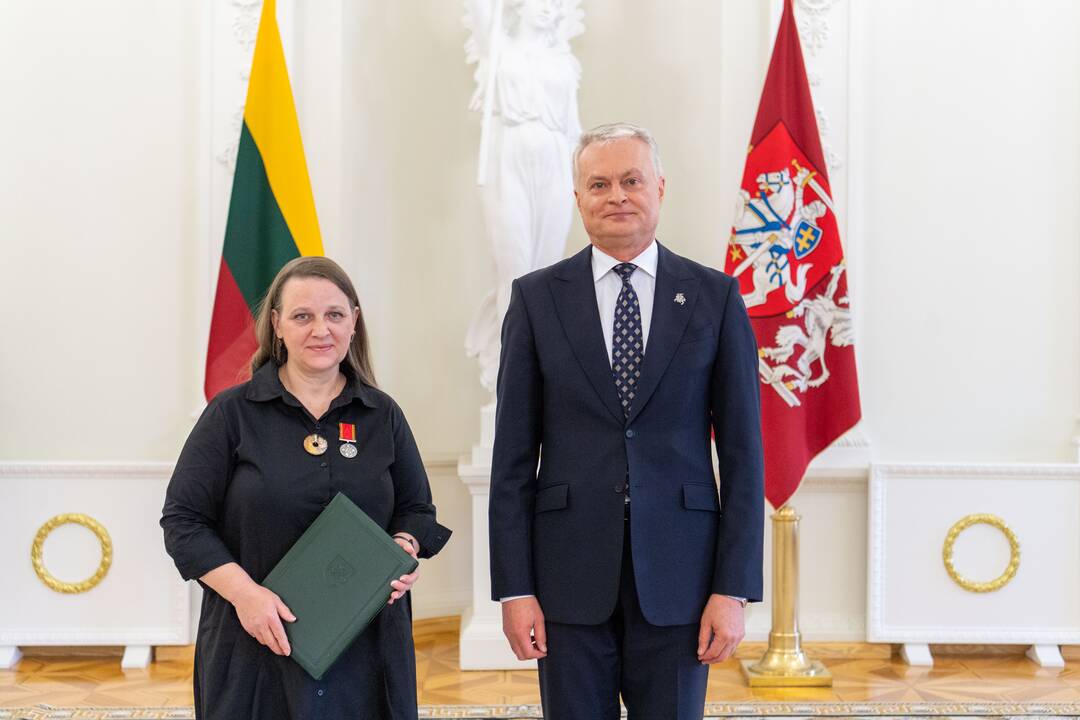 Prezidentas įteikė apdovanojimus už nuopelnus motinystei ir globai