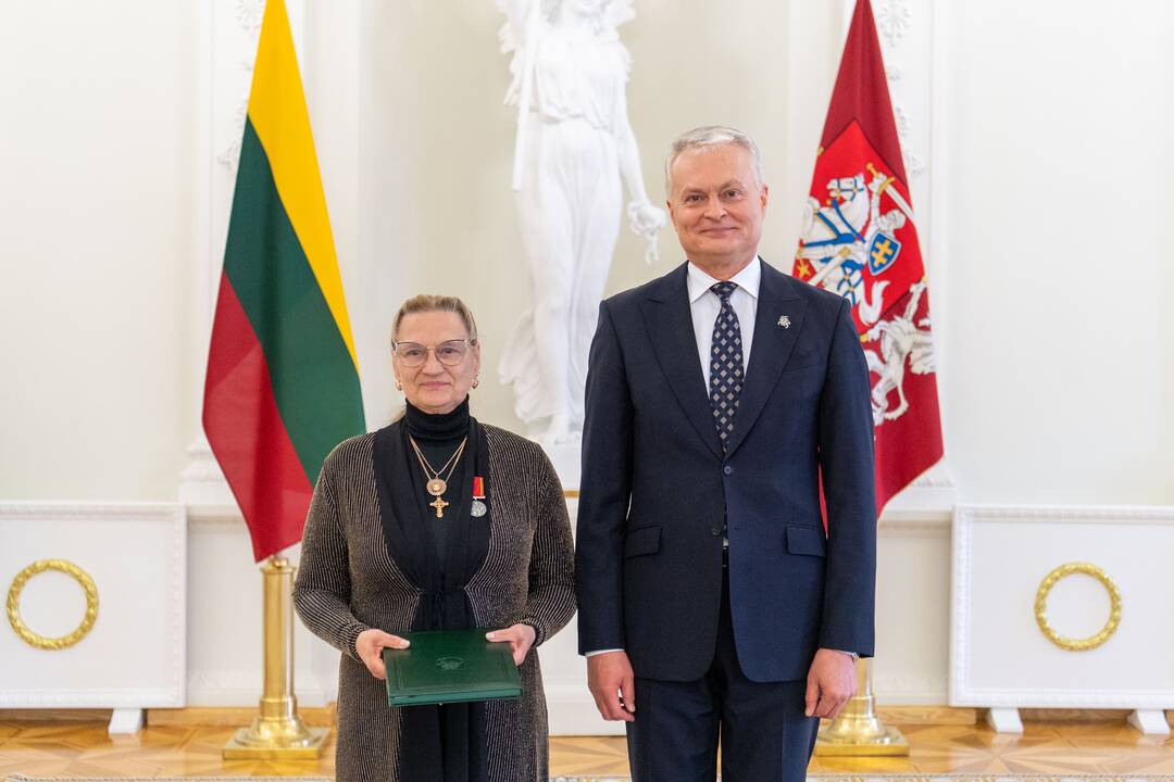 Prezidentas įteikė apdovanojimus už nuopelnus motinystei ir globai