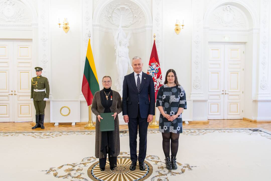 Prezidentas įteikė apdovanojimus už nuopelnus motinystei ir globai