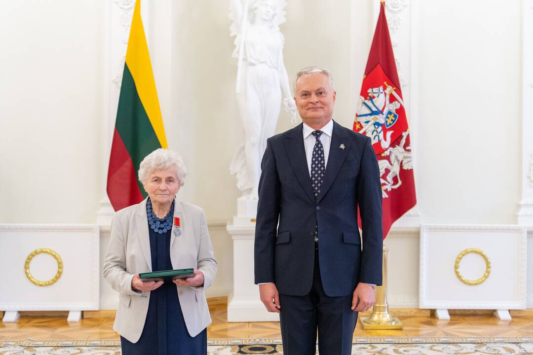 Prezidentas įteikė apdovanojimus už nuopelnus motinystei ir globai