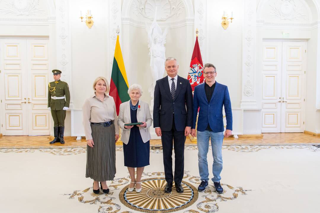 Prezidentas įteikė apdovanojimus už nuopelnus motinystei ir globai