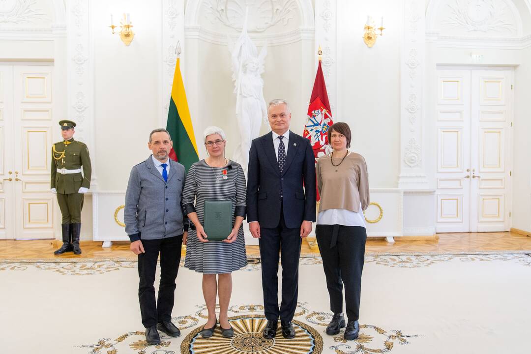 Prezidentas įteikė apdovanojimus už nuopelnus motinystei ir globai