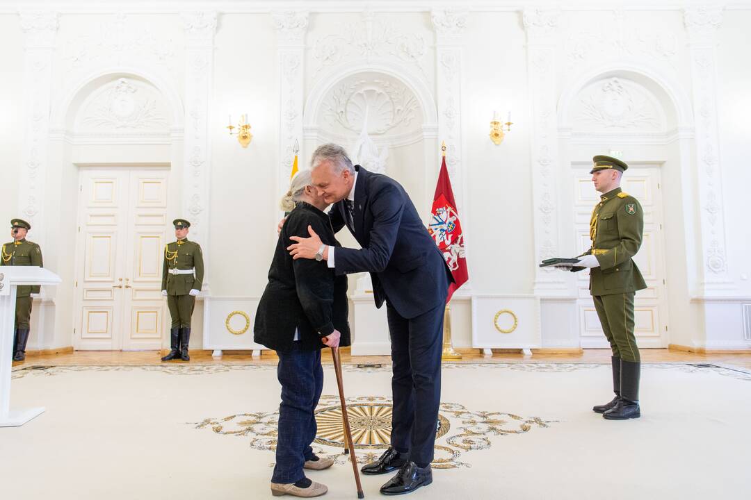 Prezidentas įteikė apdovanojimus už nuopelnus motinystei ir globai