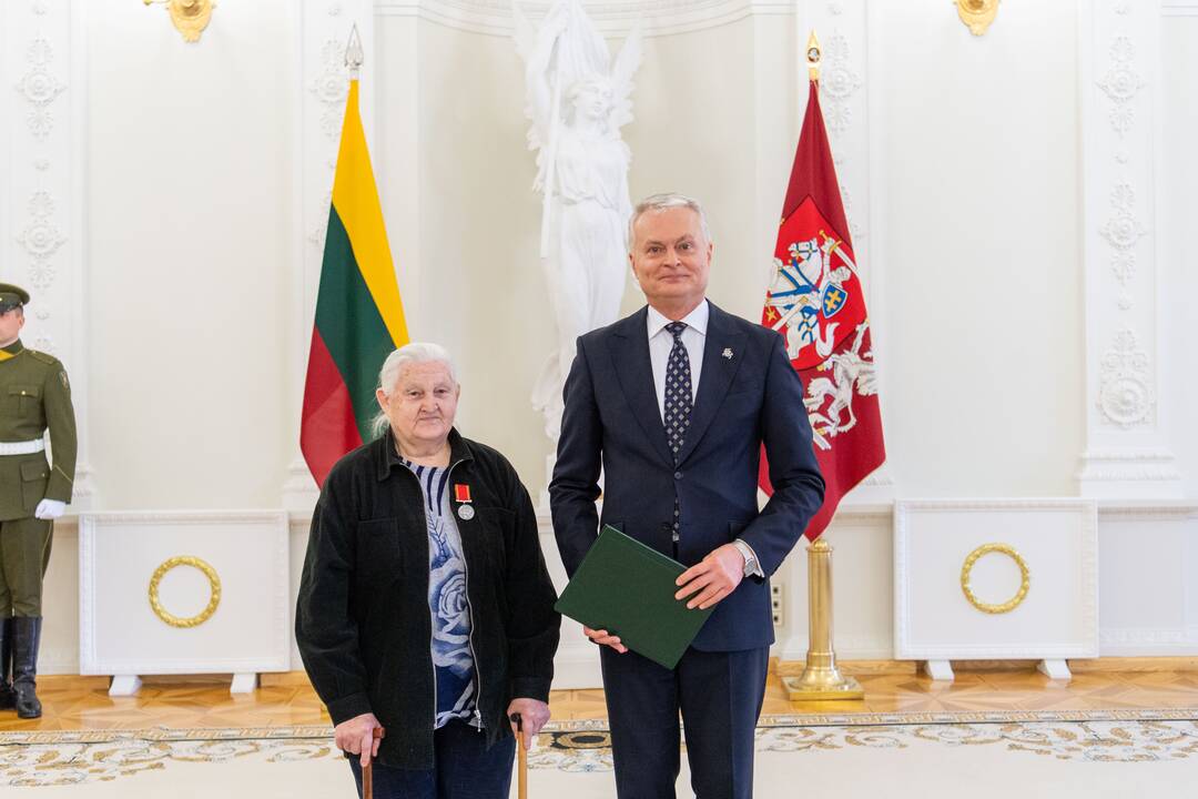 Prezidentas įteikė apdovanojimus už nuopelnus motinystei ir globai
