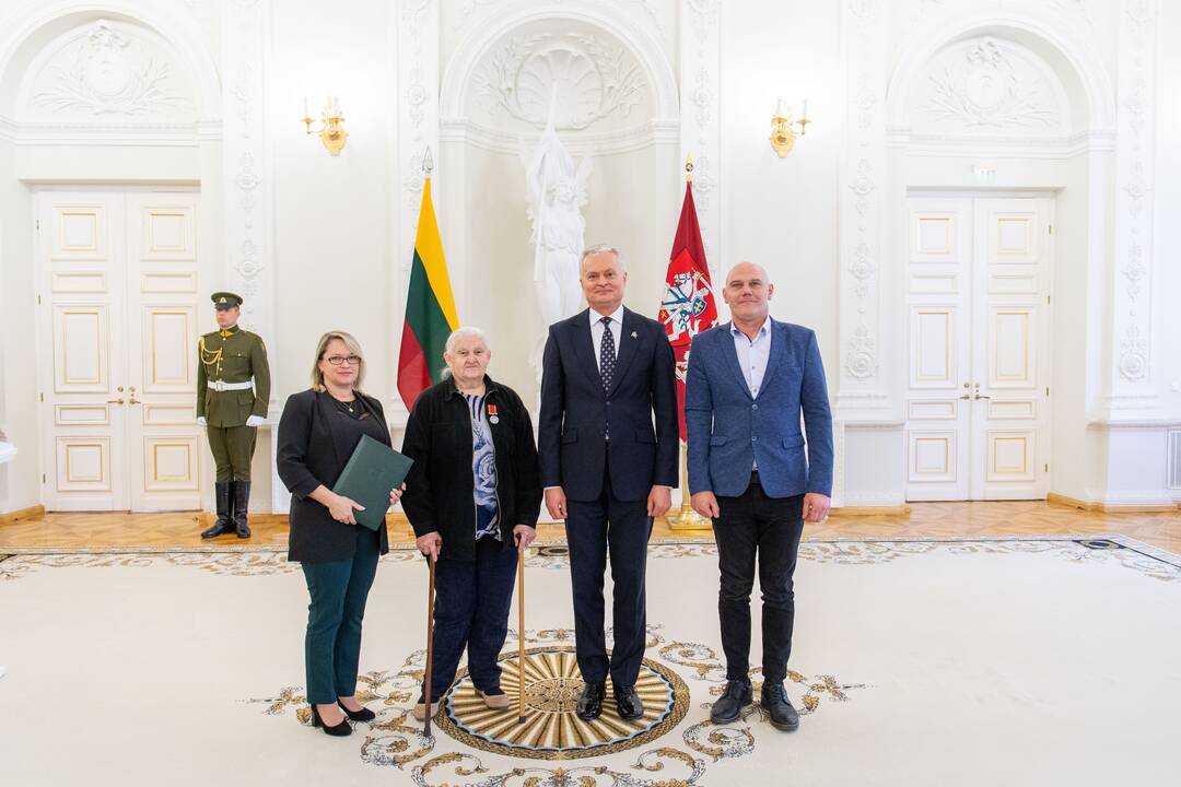Prezidentas įteikė apdovanojimus už nuopelnus motinystei ir globai