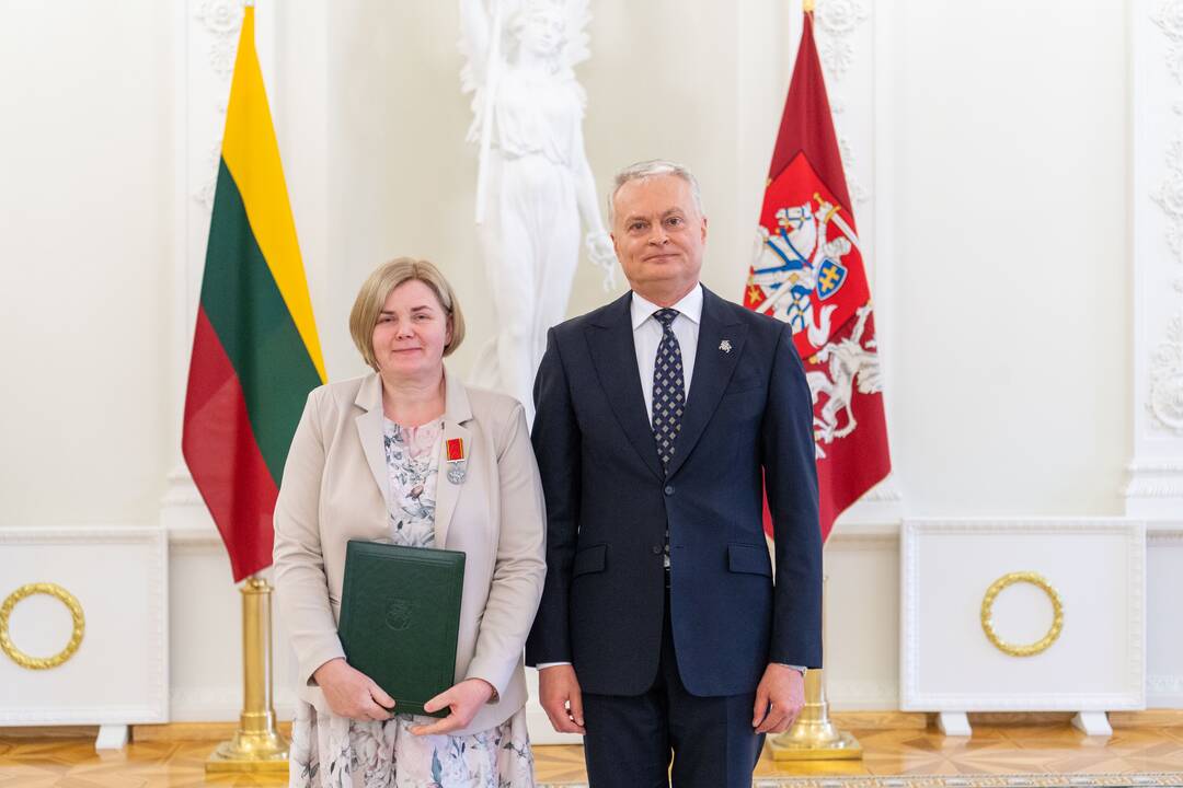 Prezidentas įteikė apdovanojimus už nuopelnus motinystei ir globai