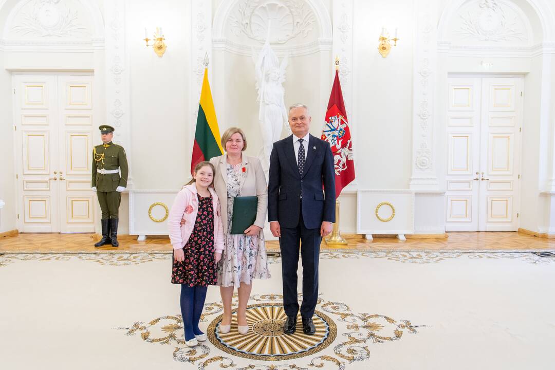Prezidentas įteikė apdovanojimus už nuopelnus motinystei ir globai
