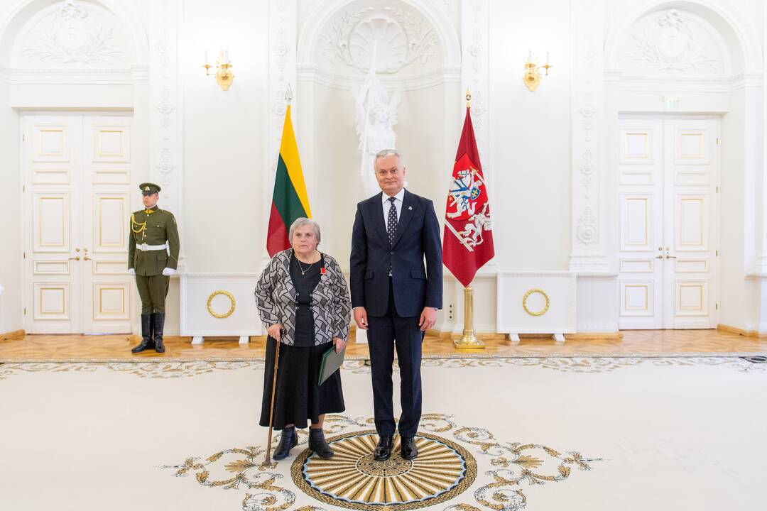 Prezidentas įteikė apdovanojimus už nuopelnus motinystei ir globai