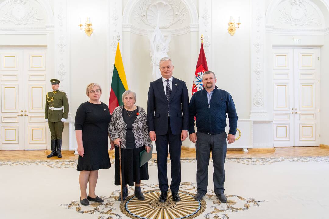 Prezidentas įteikė apdovanojimus už nuopelnus motinystei ir globai
