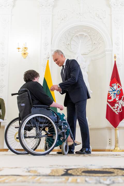 Prezidentas įteikė apdovanojimus už nuopelnus motinystei ir globai