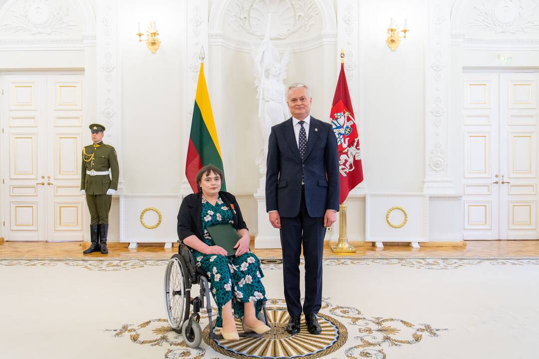Prezidentas įteikė apdovanojimus už nuopelnus motinystei ir globai