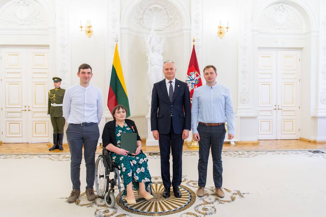 Prezidentas įteikė apdovanojimus už nuopelnus motinystei ir globai