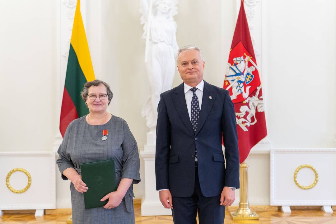 Prezidentas įteikė apdovanojimus už nuopelnus motinystei ir globai