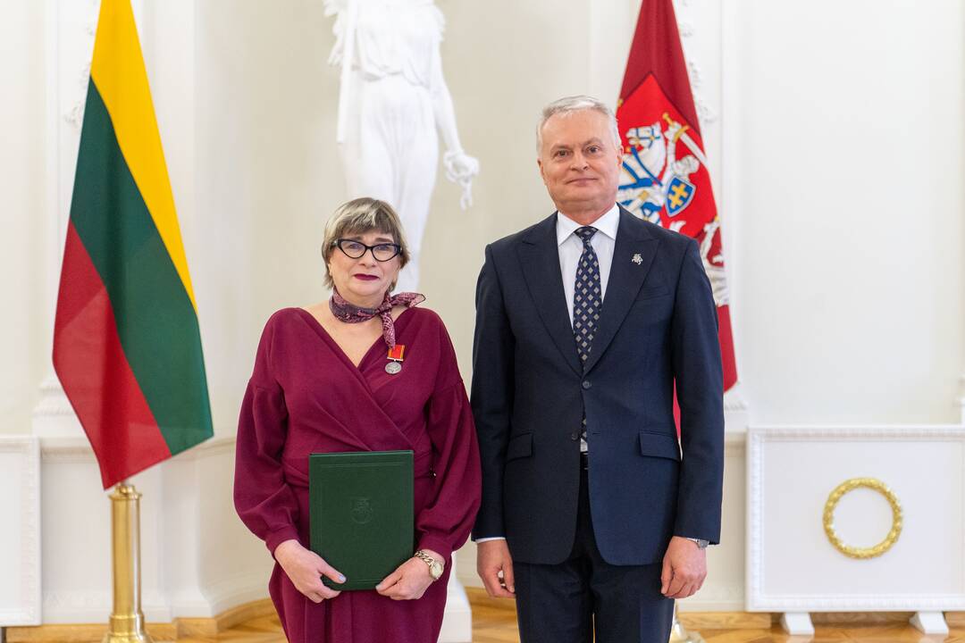 Prezidentas įteikė apdovanojimus už nuopelnus motinystei ir globai