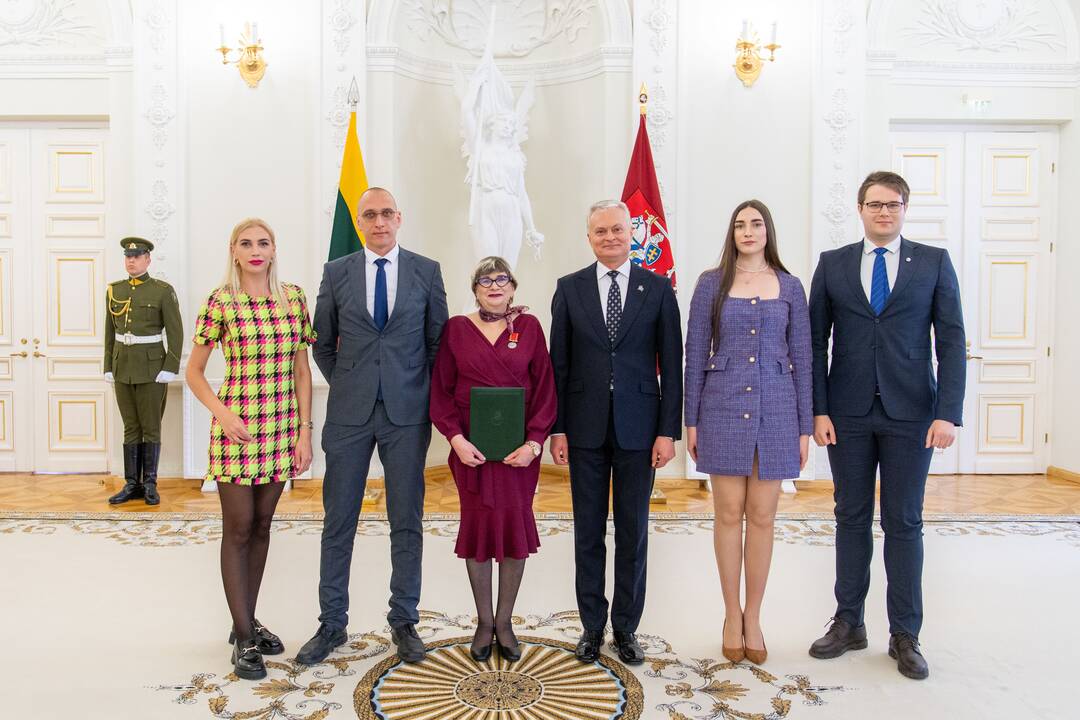 Prezidentas įteikė apdovanojimus už nuopelnus motinystei ir globai