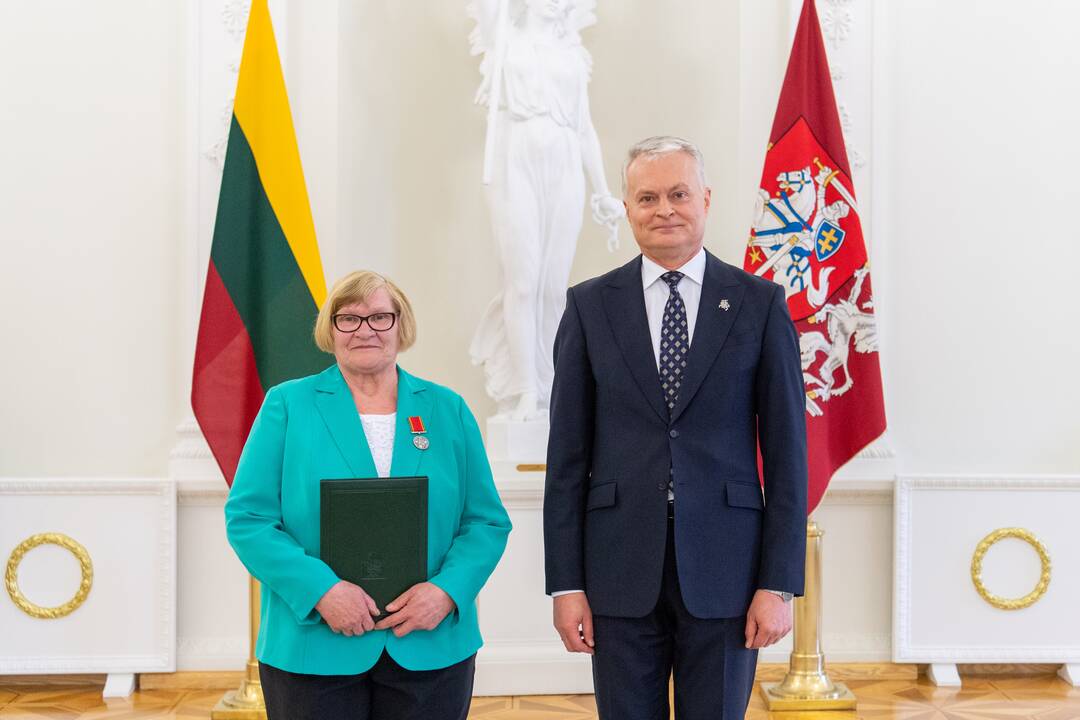Prezidentas įteikė apdovanojimus už nuopelnus motinystei ir globai