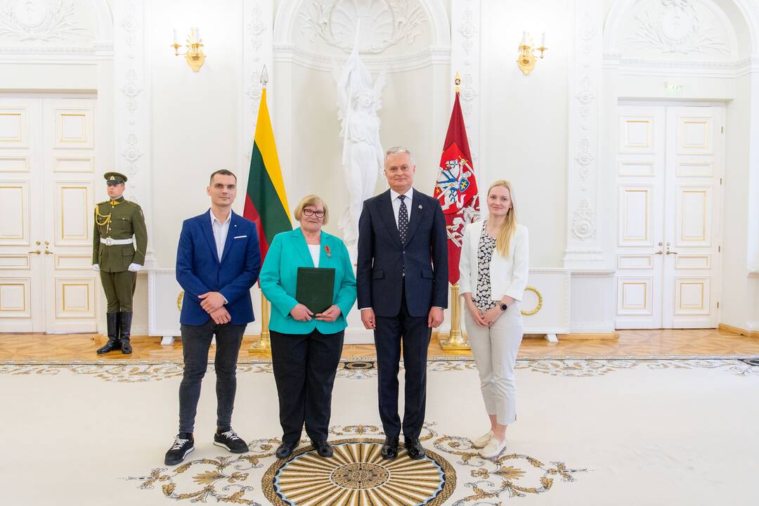 Prezidentas įteikė apdovanojimus už nuopelnus motinystei ir globai