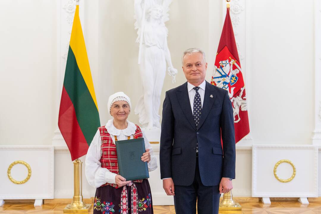 Prezidentas įteikė apdovanojimus už nuopelnus motinystei ir globai