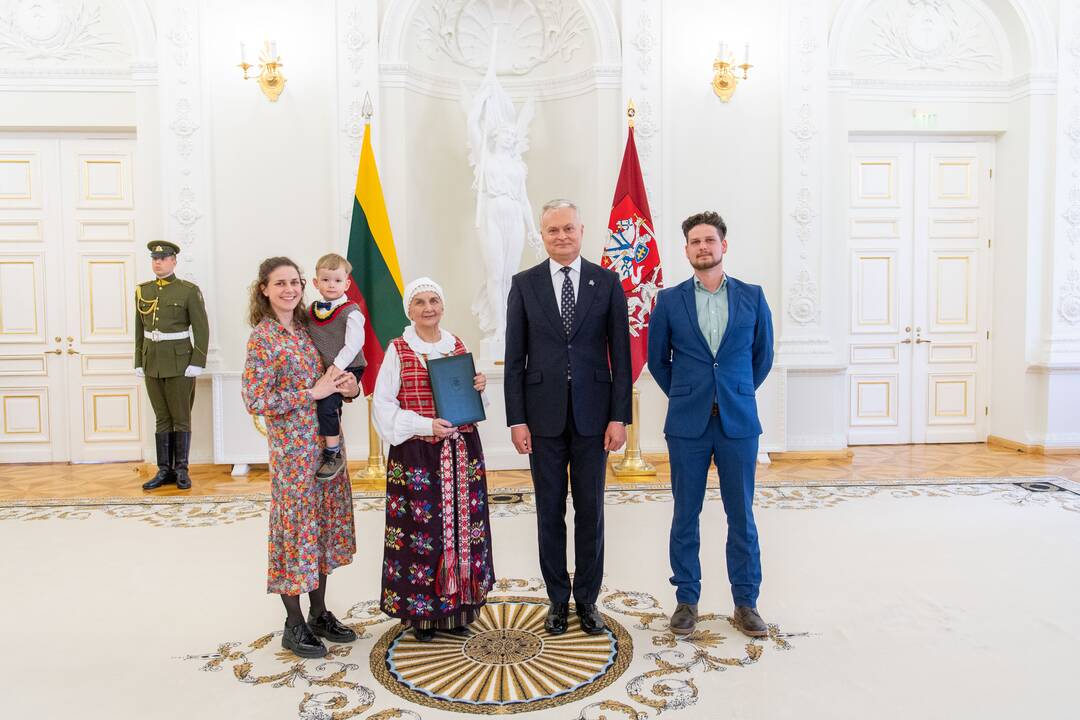 Prezidentas įteikė apdovanojimus už nuopelnus motinystei ir globai