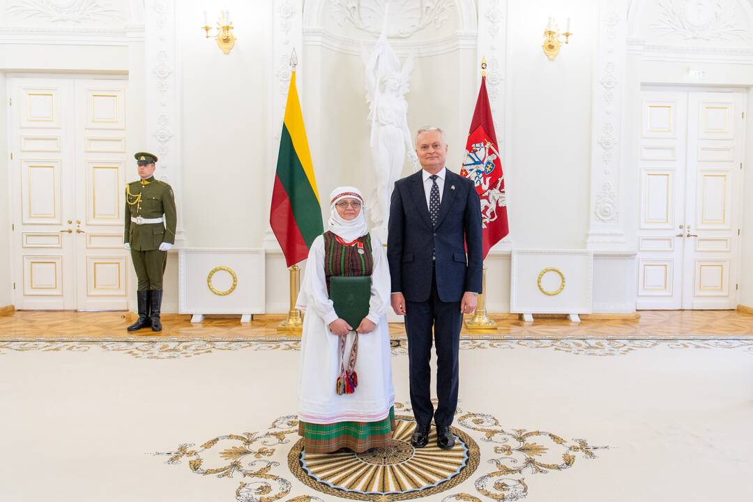 Prezidentas įteikė apdovanojimus už nuopelnus motinystei ir globai