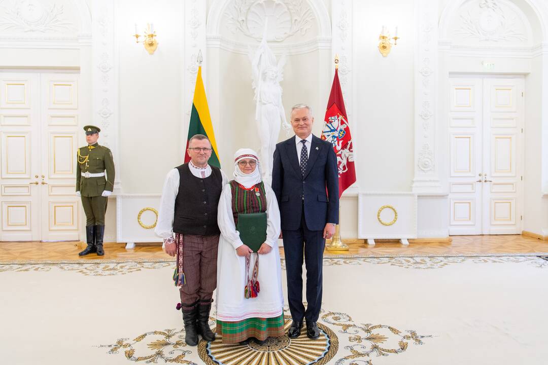 Prezidentas įteikė apdovanojimus už nuopelnus motinystei ir globai