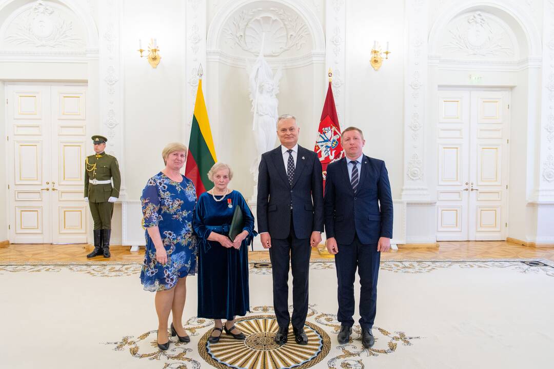 Prezidentas įteikė apdovanojimus už nuopelnus motinystei ir globai