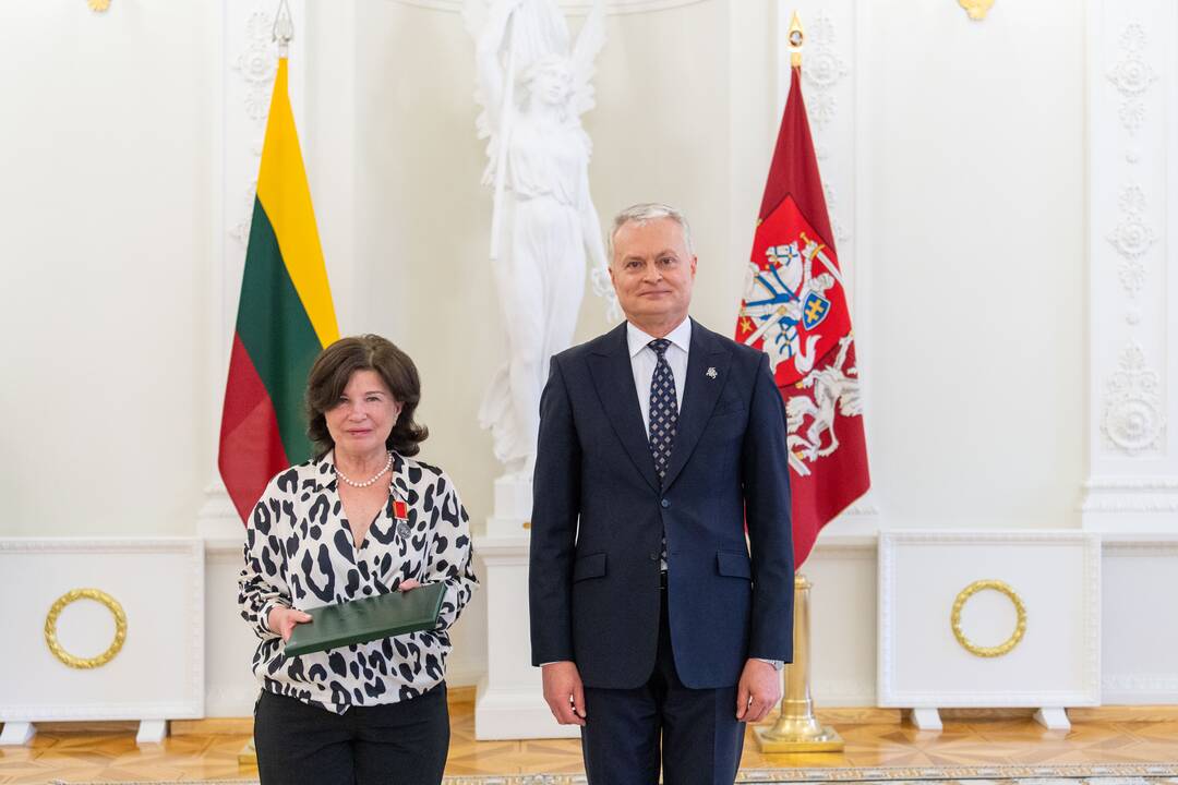 Prezidentas įteikė apdovanojimus už nuopelnus motinystei ir globai