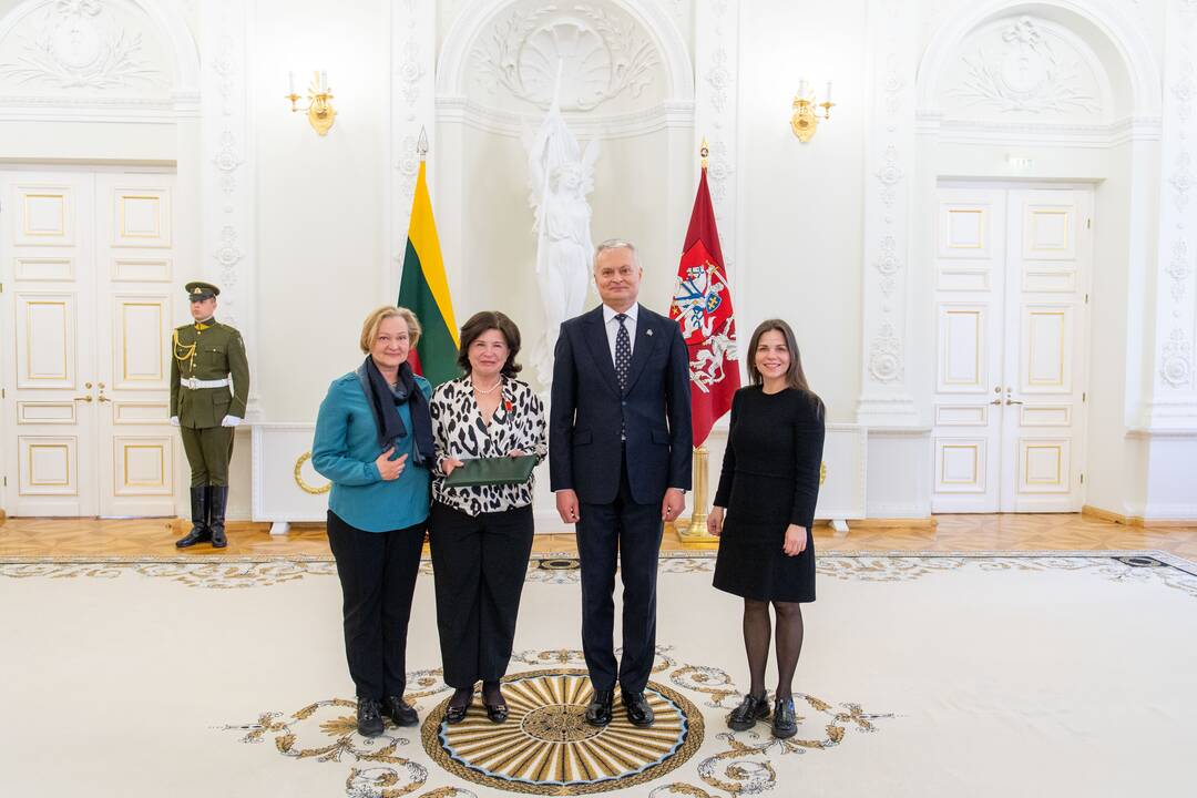 Prezidentas įteikė apdovanojimus už nuopelnus motinystei ir globai