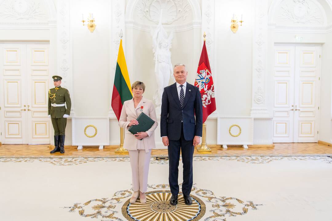 Prezidentas įteikė apdovanojimus už nuopelnus motinystei ir globai