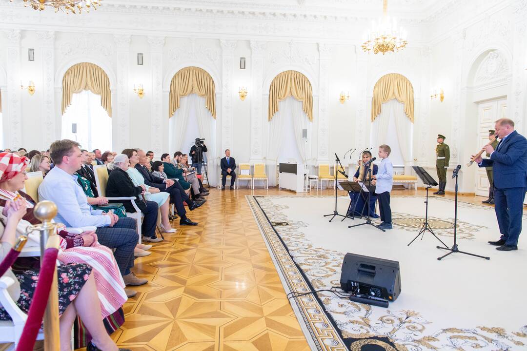 Prezidentas įteikė apdovanojimus už nuopelnus motinystei ir globai